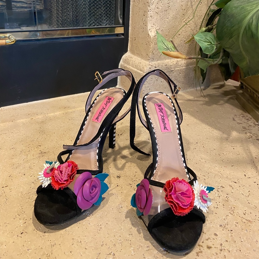 Beautiful Betsey Johnson Heels. - Picture 3 of 5